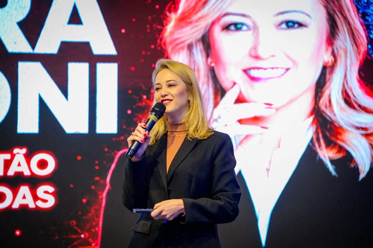 Débora Bettoni, fundadora da ALTUS, em palestra